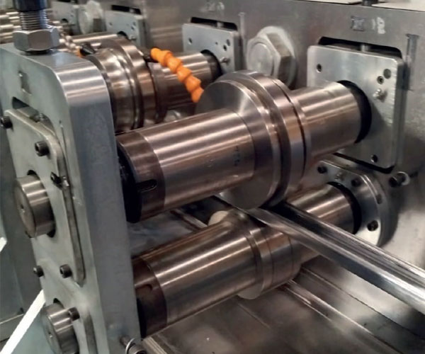Machine de formage de rouleaux